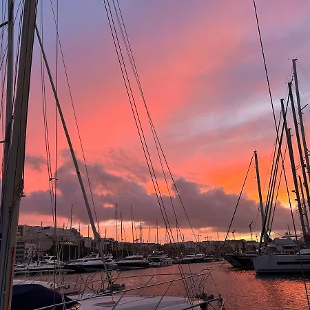 Liveaboard Sailboat In Central Marina 보트호텔 *