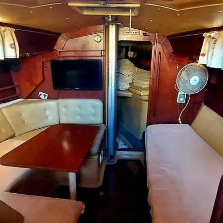 Liveaboard Sailboat In Central Marina 그지라