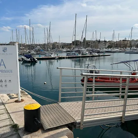 Liveaboard Sailboat In Central Marina 보트호텔